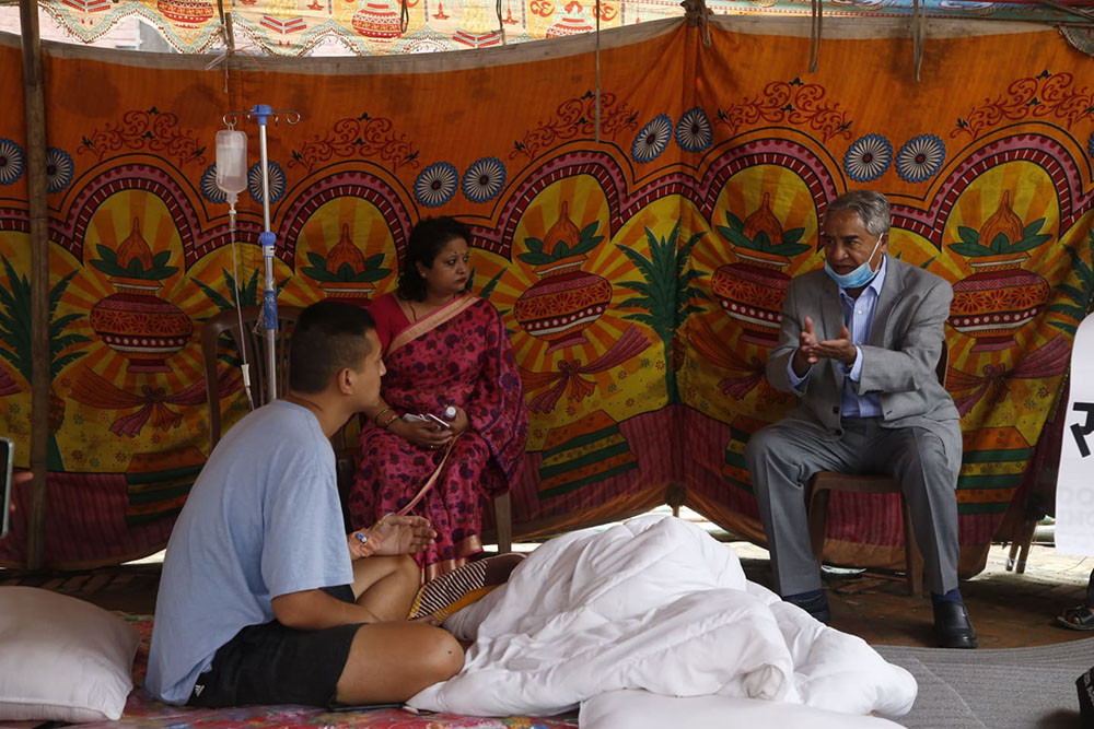 ‘इनफ इज इनफ’ का अभियन्तालाई भेट्न देउवा र सिटौला बसन्तपुर पुगे ‘इनफ इज इनफ’ का अभियन्तालाई भेट्न देउवा र सिटौला बसन्तपुर पुगे