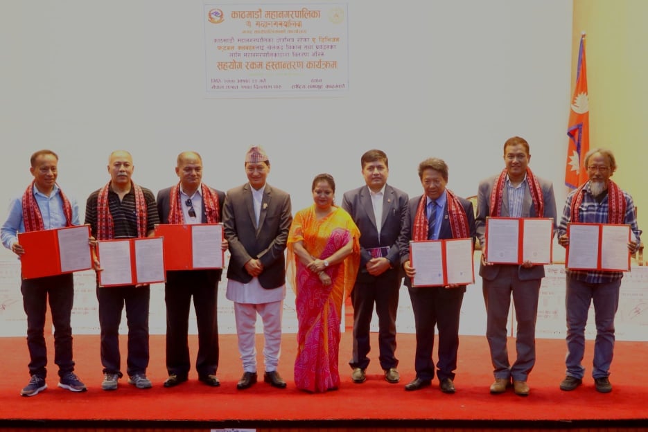 काठमाडौं महानगरपालिकाद्धारा ए डिभिजन लिगका ६ वटा क्लबलाई अनुदान काठमाडौं महानगरपालिकाद्धारा ए डिभिजन लिगका ६ वटा क्लबलाई अनुदान