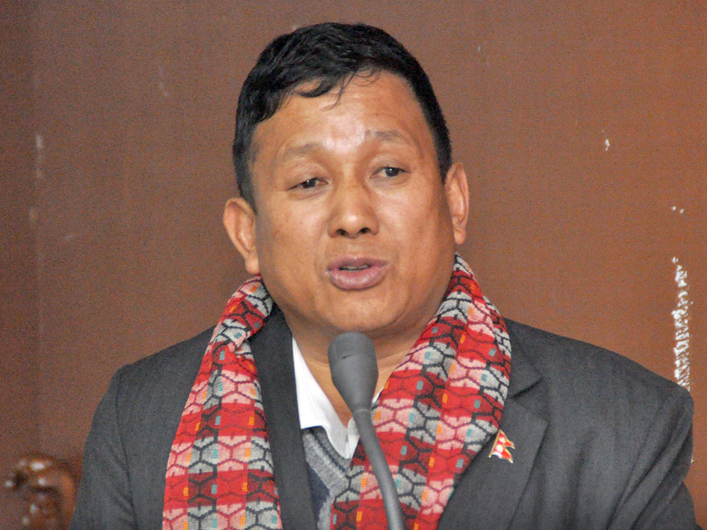 चिल्ला सडक किनारमा मगन्ते देखिनुहुन्नः मन्त्री गुरुङ चिल्ला सडक किनारमा मगन्ते देखिनुहुन्नः मन्त्री गुरुङ