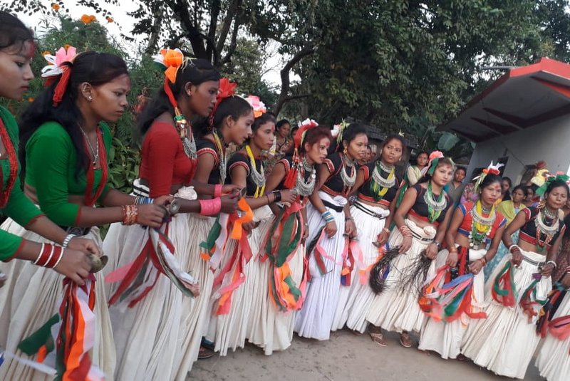 लोप हुने सङ्घारमा पुगेको लठौवा नाच जोगाउनका लागि थारु युवाहरु जुटे लोप हुने सङ्घारमा पुगेको लठौवा नाच जोगाउनका लागि थारु युवाहरु जुटे