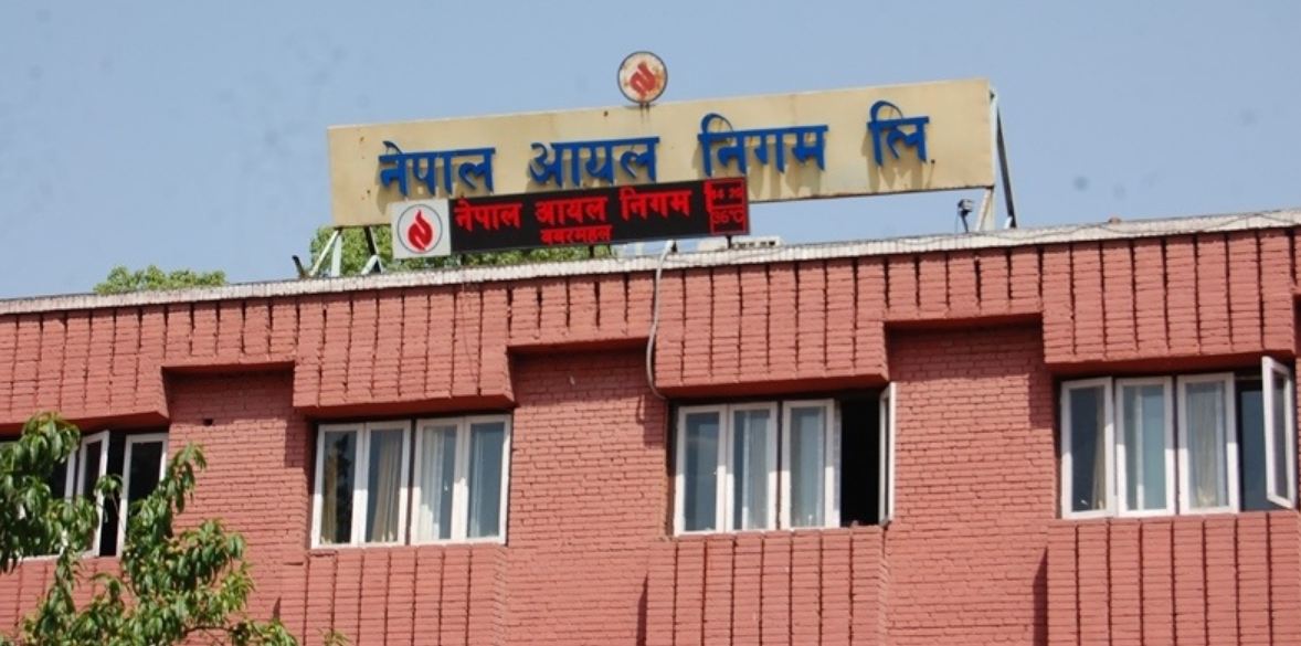 जनताको ढाड सेकेर तेलको मूल्य बढाउने तर कर्मचारीलाई भने अर्बौ रुपैयाँ बोनस बाड्ने चलखेल जनताको ढाड सेकेर तेलको मूल्य बढाउने तर कर्मचारीलाई भने अर्बौ रुपैयाँ बोनस बाड्ने चलखेल