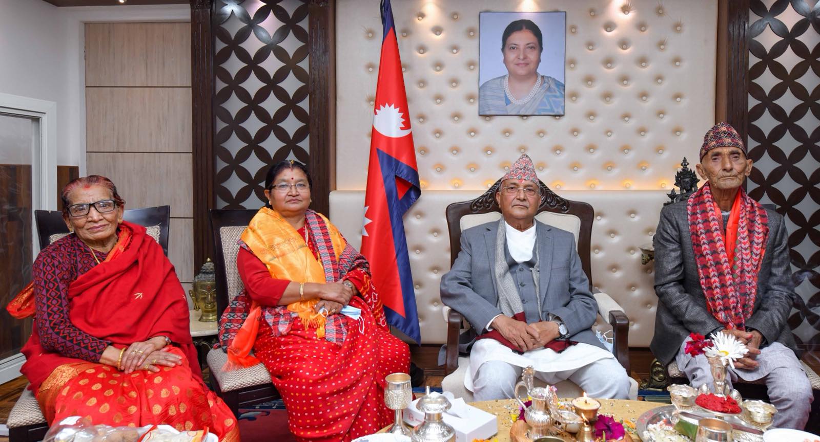 पारिवारिक जमघटमा प्रधानमन्त्री ओलीको जन्मदिन यसरी मनाइयो (फोटो फिचर) पारिवारिक जमघटमा प्रधानमन्त्री ओलीको जन्मदिन यसरी मनाइयो (फोटो फिचर)