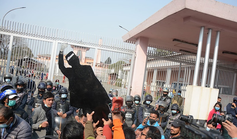 नारायणहिटीअघि प्रधानमन्त्री केपी ओलीको ‘बुख्याँचा’ बनाएर जुत्ता प्रहार नारायणहिटीअघि प्रधानमन्त्री केपी ओलीको ‘बुख्याँचा’ बनाएर जुत्ता प्रहार