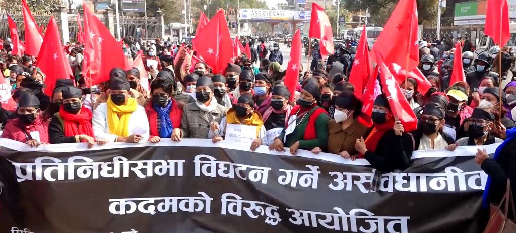 सरकारको गैरसंवैधानिक कदमविरुद्ध महिलाहरु सडक आन्दोलनमा सरकारको गैरसंवैधानिक कदमविरुद्ध महिलाहरु सडक आन्दोलनमा
