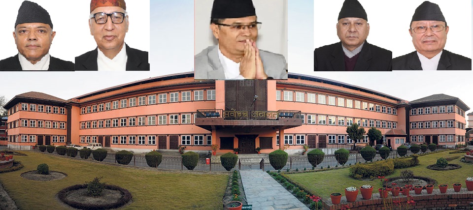 संवैधानिक इजलासको गाँठो झन् कस्सियो, प्रधानन्यायाधीशदेखि सबै न्यायाधीशमाथि बज्रियो शंकाको तरबार संवैधानिक इजलासको गाँठो झन् कस्सियो, प्रधानन्यायाधीशदेखि सबै न्यायाधीशमाथि बज्रियो शंकाको तरबार