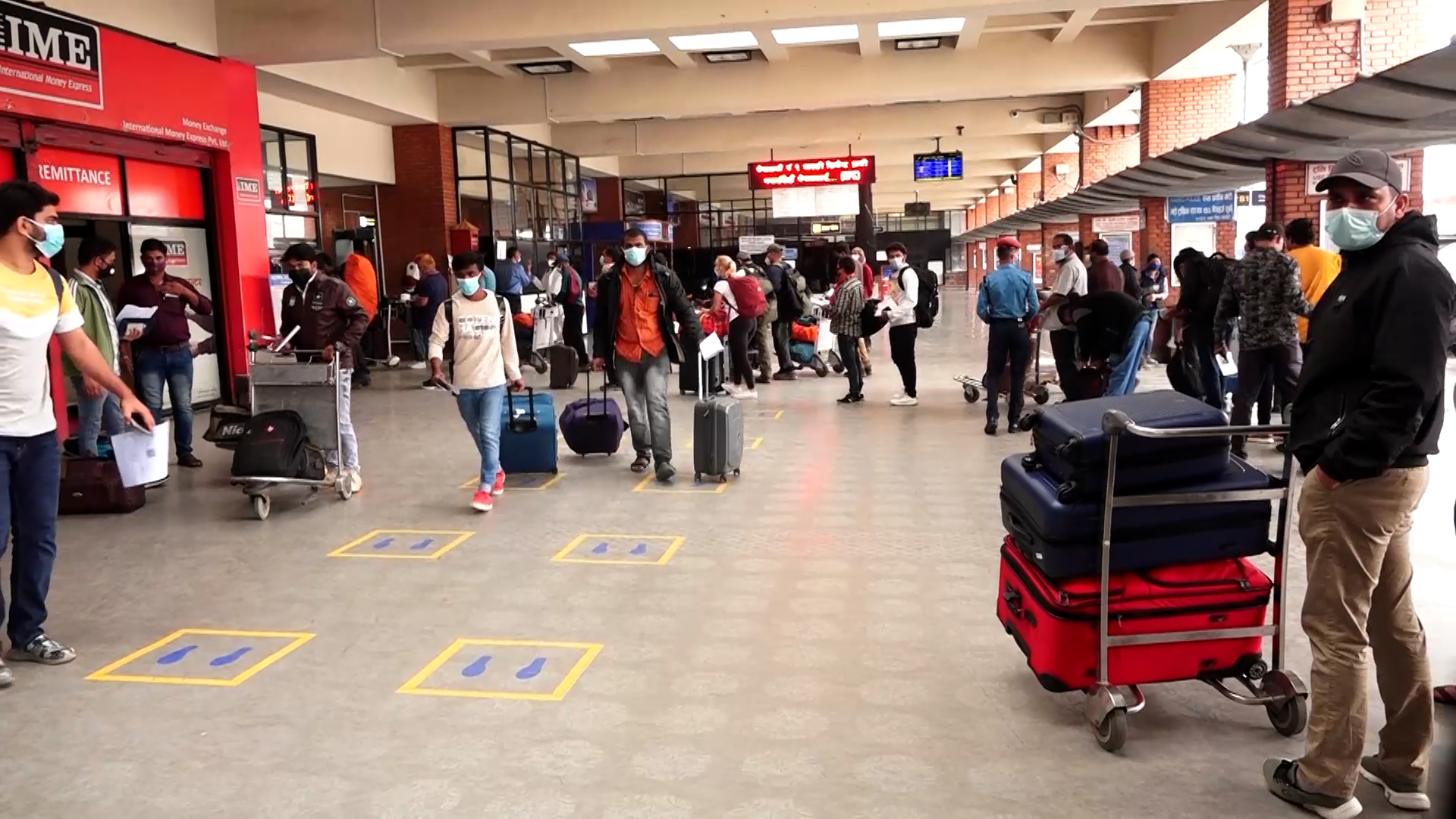 त्रिभुवन अन्तर्राष्ट्रिय विमानस्थलमा नेपाल छाड्नेहरुको भीड त्रिभुवन अन्तर्राष्ट्रिय विमानस्थलमा नेपाल छाड्नेहरुको भीड