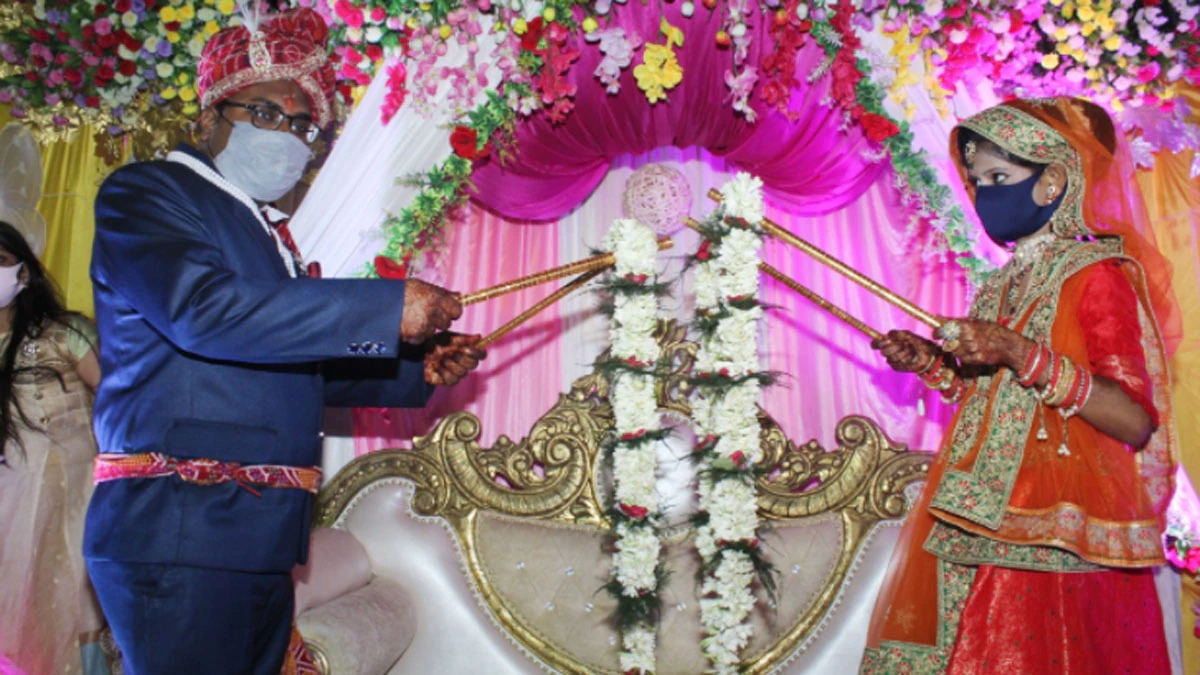 कोरोनाकालमा अचम्मको विवाह, दुलाहा दुलहीले लट्ठीको सहाराले लगाइदिए वरमाला कोरोनाकालमा अचम्मको विवाह, दुलाहा दुलहीले लट्ठीको सहाराले लगाइदिए वरमाला