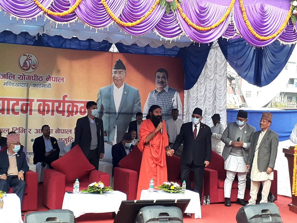 मोदीलाई रिझाउन बहालवालादेखि पूर्वप्रधानमन्त्रीद्वारा रामदेवको चाकडी मोदीलाई रिझाउन बहालवालादेखि पूर्वप्रधानमन्त्रीद्वारा रामदेवको चाकडी