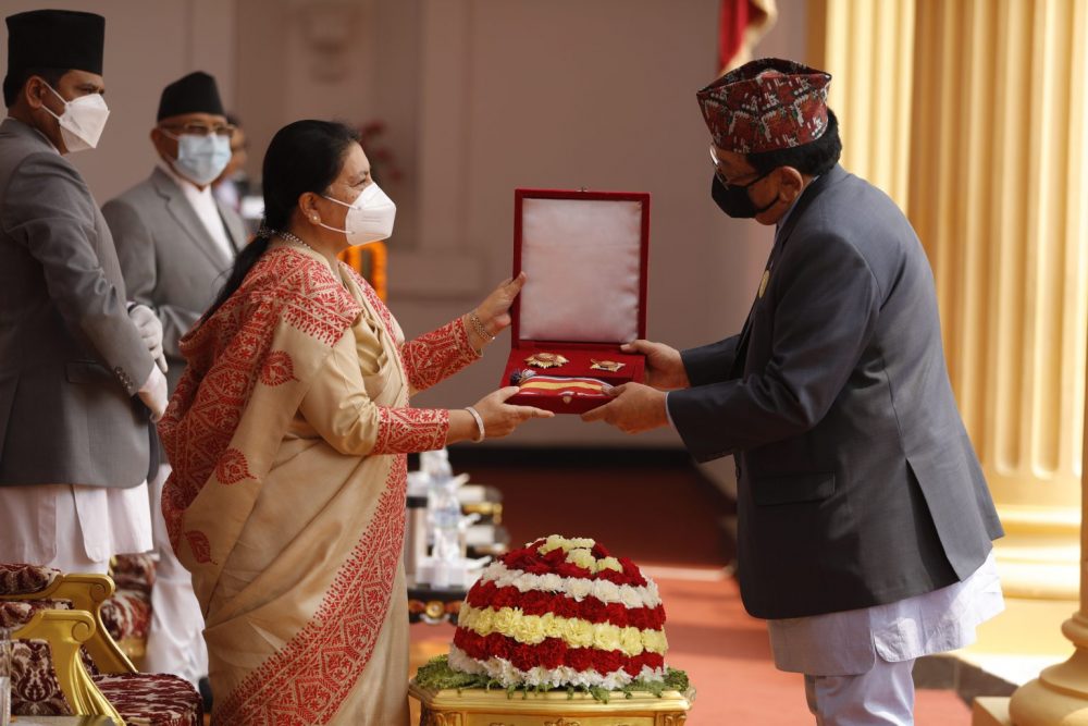 विभूषणमा मनलाग्दी : नेताहरूको वर्चस्व, देउवालाई प्रधानमन्त्री बनाउन र एमाले फुटाउन भूमिका खेल्नेलाई प्राथमिकता विभूषणमा मनलाग्दी : नेताहरूको वर्चस्व, देउवालाई प्रधानमन्त्री बनाउन र एमाले फुटाउन भूमिका खेल्नेलाई प्राथमिकता