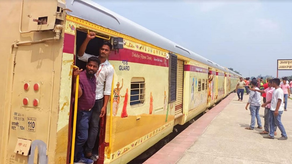 धार्मिक पर्यटक बोकेको भारतीय रेल मधेश प्रदेशको राजधानी जनकपुरधाम आइपुग्यो धार्मिक पर्यटक बोकेको भारतीय रेल मधेश प्रदेशको राजधानी जनकपुरधाम आइपुग्यो