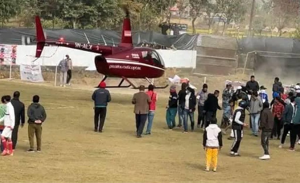 पोखराबाट स्याङ्जा जान अनुमति लिएर उडेको प्रभु हेलिकोप्टरका पाइलट रानेश डंगोल निलम्बनमा पोखराबाट स्याङ्जा जान अनुमति लिएर उडेको प्रभु हेलिकोप्टरका पाइलट रानेश डंगोल निलम्बनमा